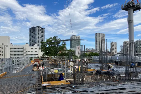 建築工事現場での鉄筋工事